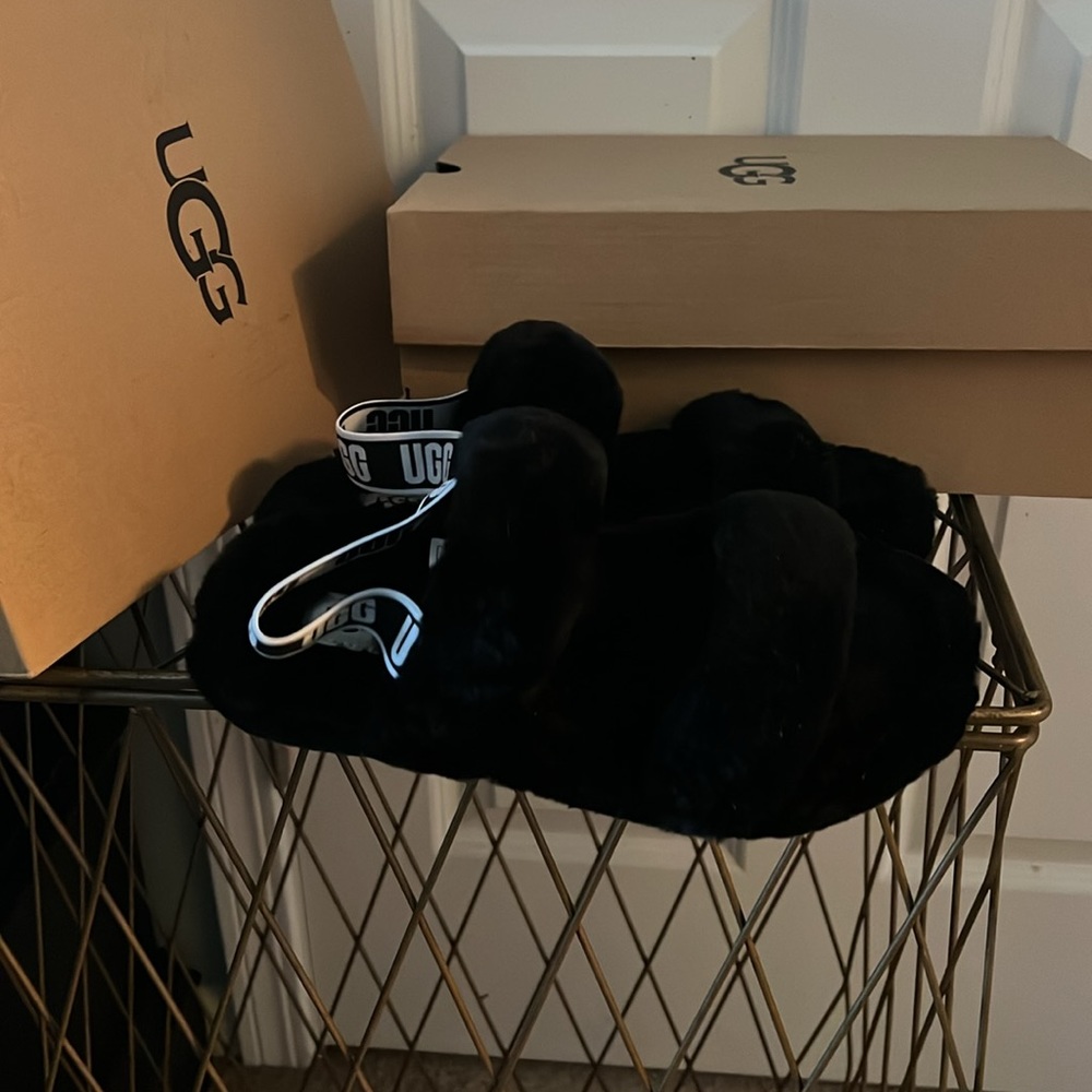UGG Fluff Yeah Slide Slippers โ Black, Size 6 big kids| NIB - Picture 4 of 4